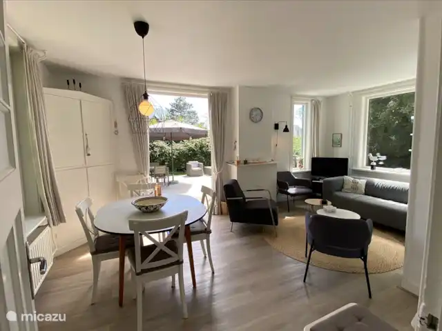 De Den en Países Bajos, Holanda Meridional, Ouddorp - casa vacacional Sala de estar con comedor y sala de estar.
