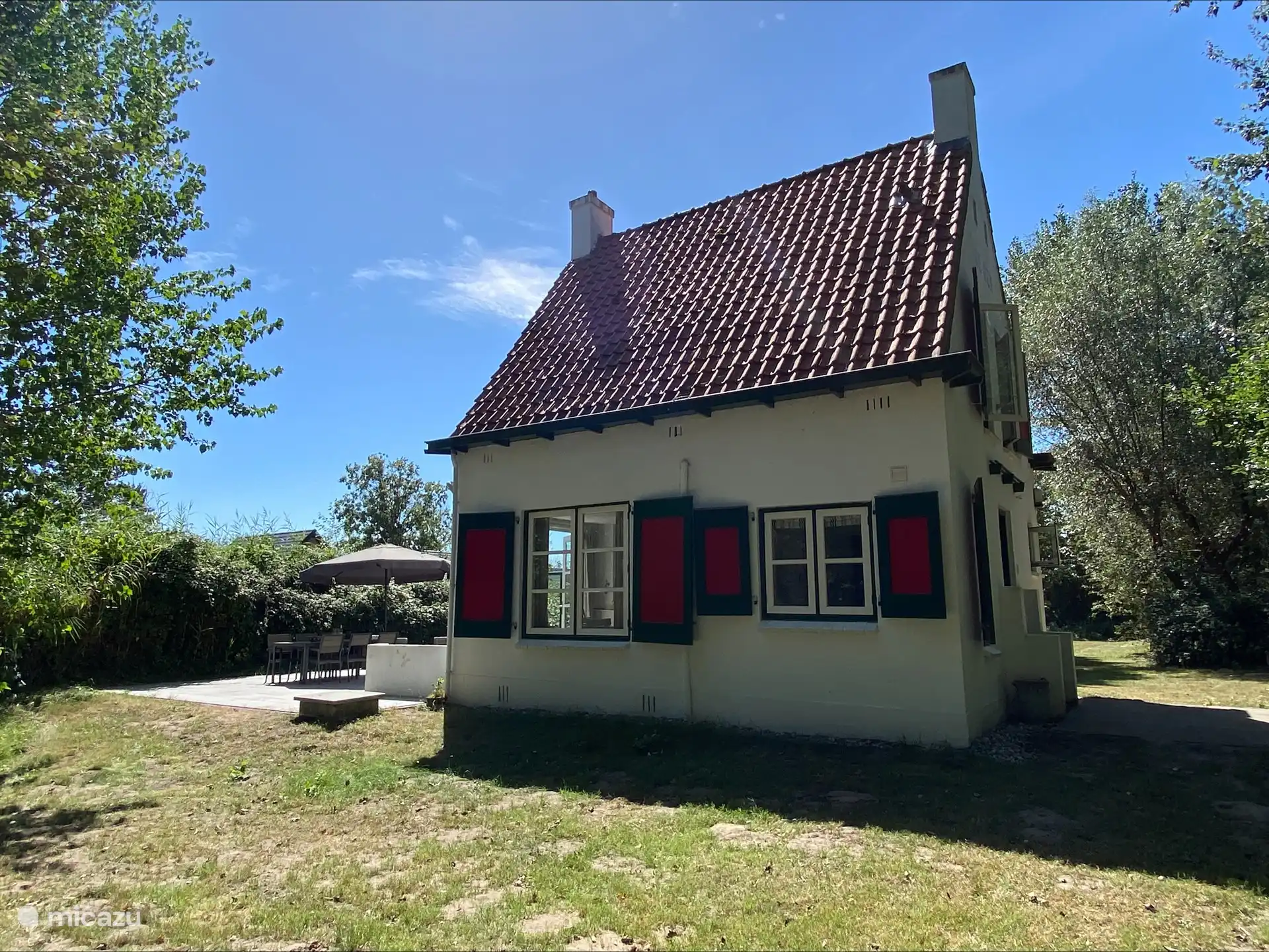 En este lado de la casa se encuentra el gran jardín.