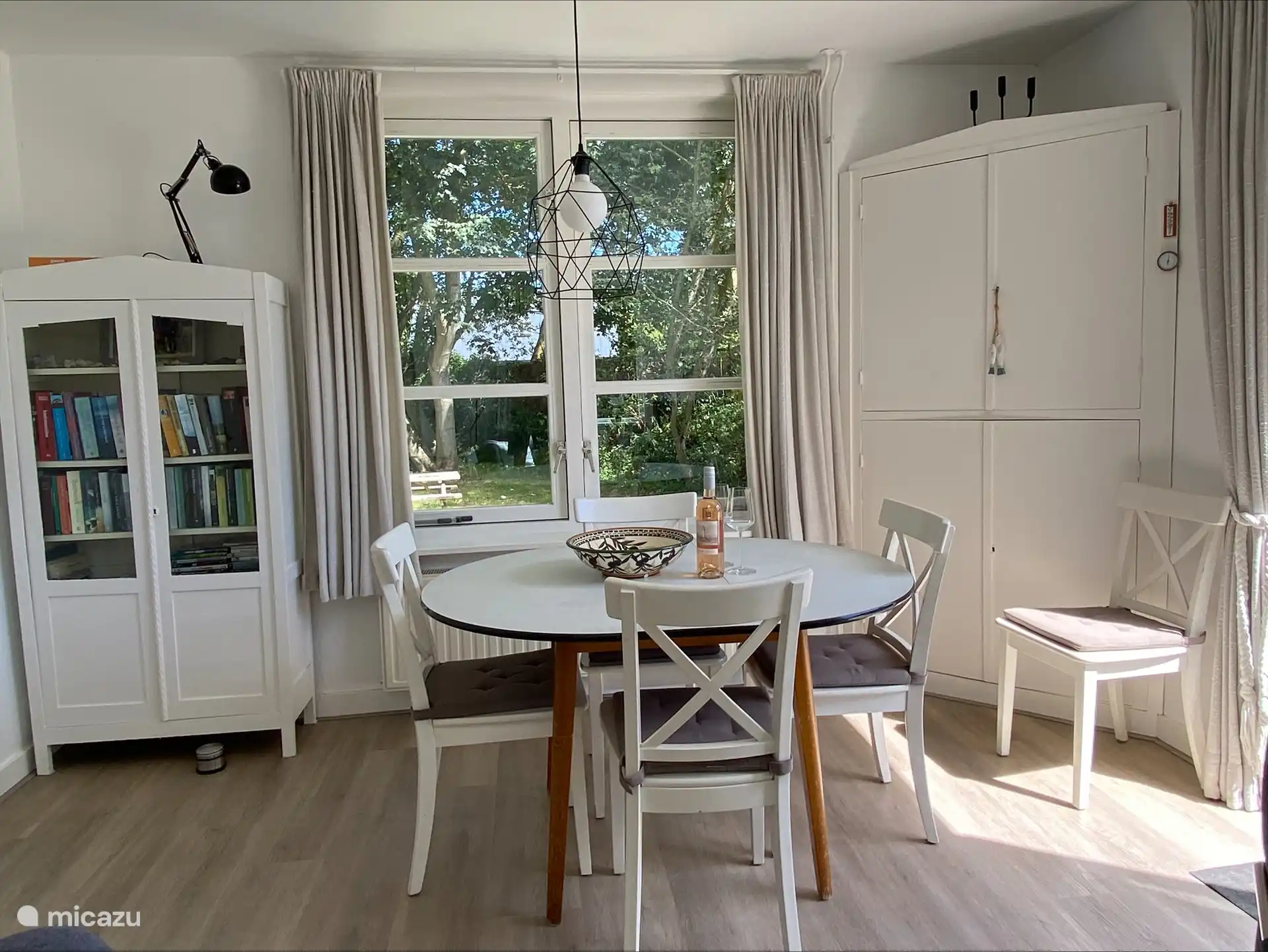 La mesa de comedor es plegable y apta para 6 personas.