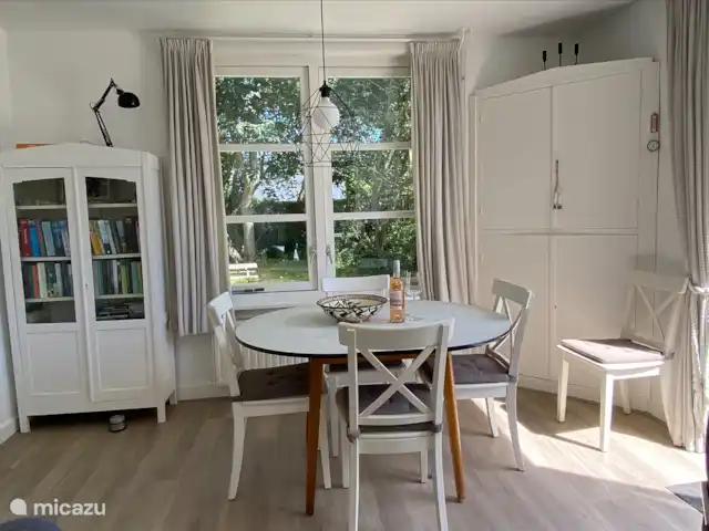 De Den en Países Bajos, Holanda Meridional, Ouddorp - casa vacacional La mesa de comedor es plegable y apta para 6 personas.