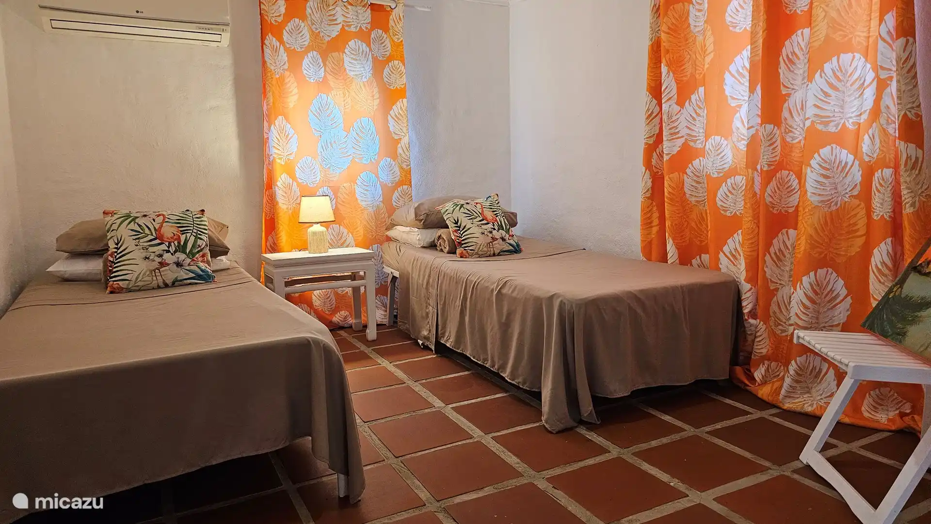 Dos camas que se pueden juntar.