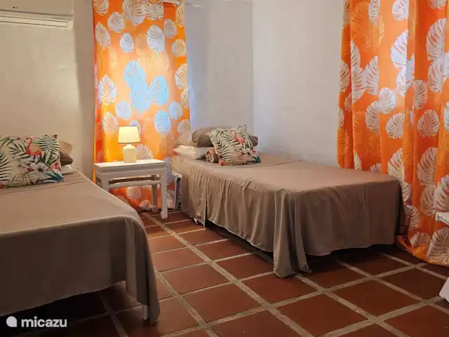 geschakelde woning huren in Aruba, Centraal Aruba, Savaneta – Natural Paradise Guesthouse Twee bedden die aan elkaar geschoven kunnen worden.