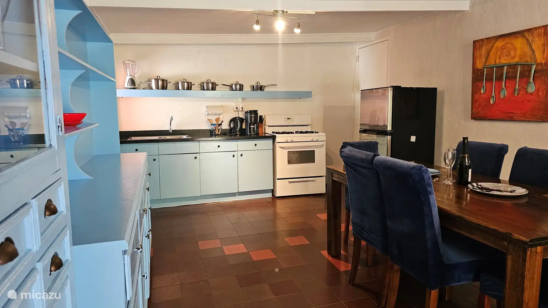 La cocina, totalmente equipada, también ofrece espacio para una gran mesa de comedor.