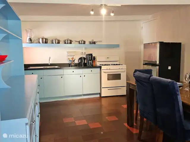 geschakelde woning huren in Aruba, Centraal Aruba, Savaneta – Natural Paradise Guesthouse De volledig ingerichte keuken biedt ook ruimte aan een grote eettafel.