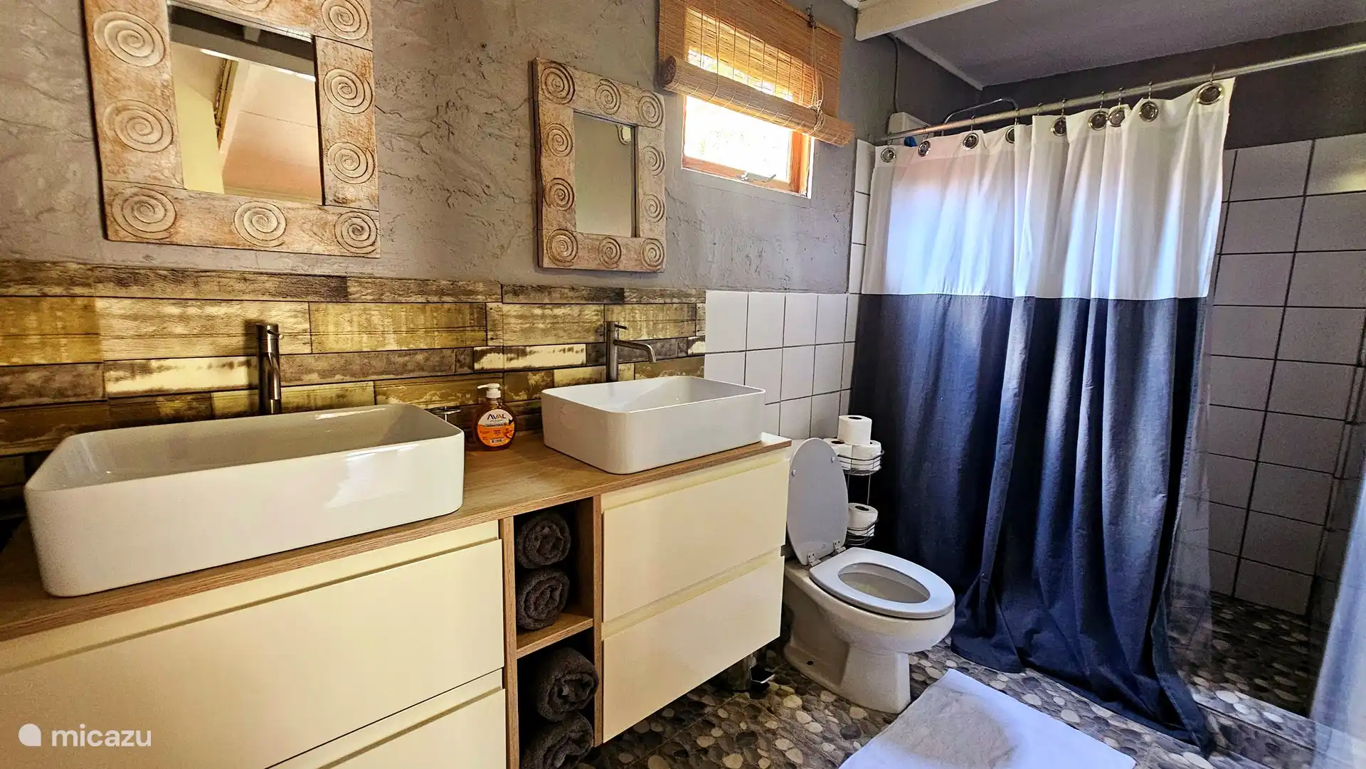 El baño cuenta con una amplia ducha con agua fría y caliente.