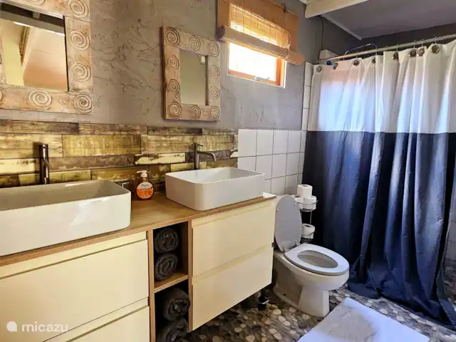 geschakelde woning huren in Aruba, Centraal Aruba, Savaneta – Natural Paradise Guesthouse De badkamer heeft een ruime douche met koud en warm water.