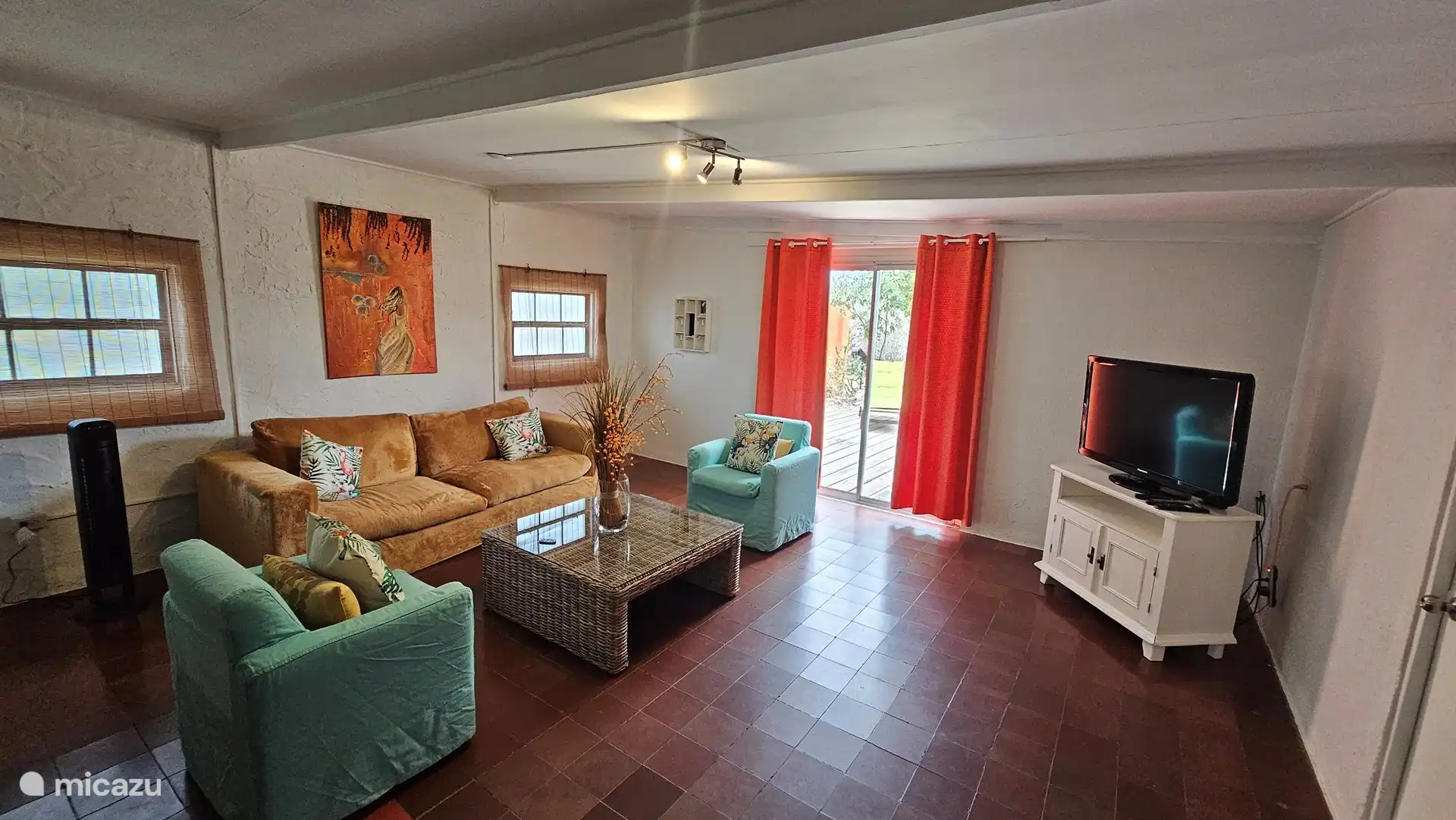 La colorida sala de estar tropical tiene un estilo bohemio y está totalmente equipada. 