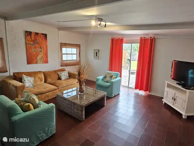 geschakelde woning huren in Aruba, Centraal Aruba, Savaneta – Natural Paradise Guesthouse De kleurrijke tropische woonkamer heeft bohemian stijl en is van alle gemakken voorzien.