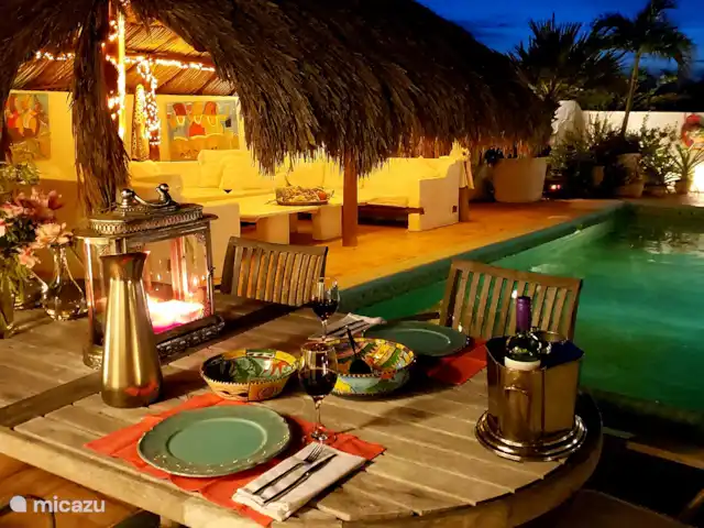 geschakelde woning huren in Aruba, Centraal Aruba, Savaneta – Natural Paradise Guesthouse Ook in de avond is het genieten bij het zwembad. Aan de comfortabele diner tafel of ontspannen in de lounge bij het zwembad.