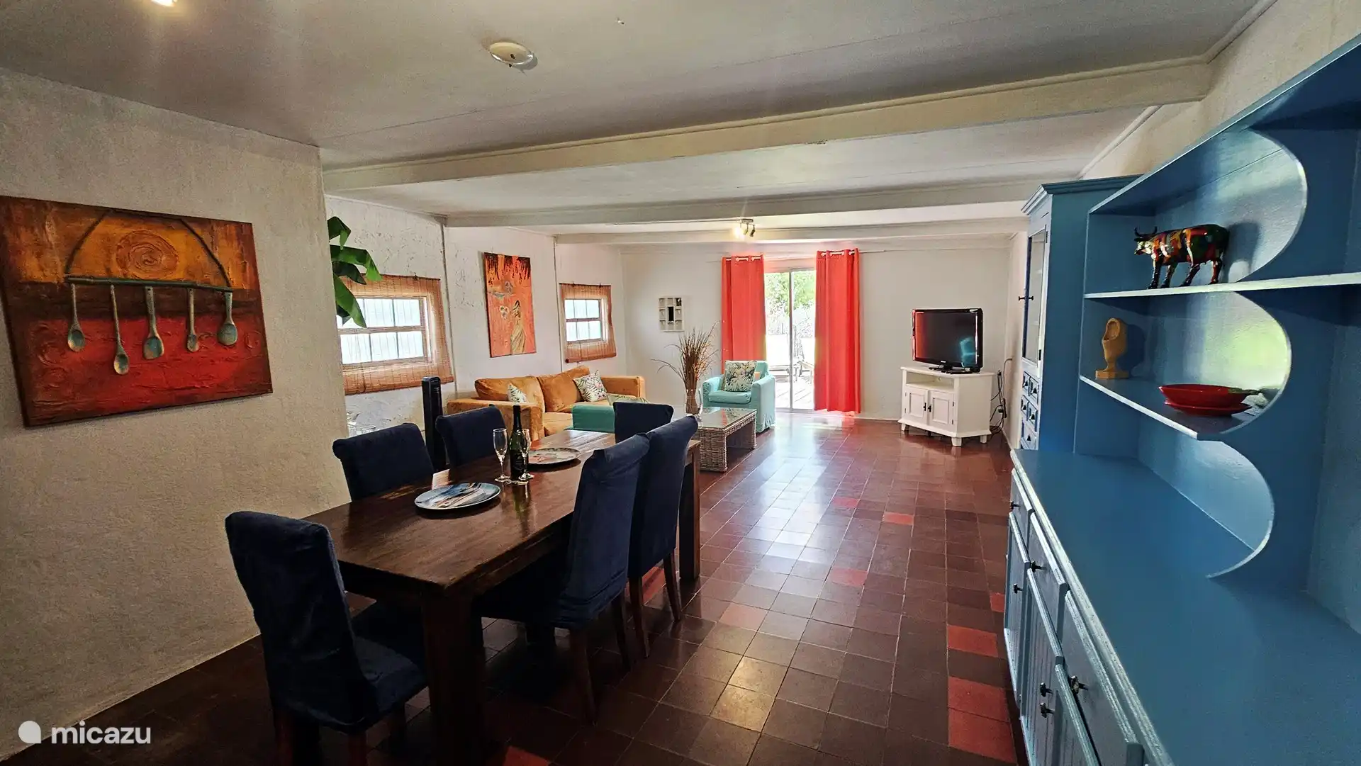 Una sala de estar de planta abierta con mesa de comedor