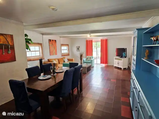 geschakelde woning huren in Aruba, Centraal Aruba, Savaneta – Natural Paradise Guesthouse Een open woonkamer met eettafel