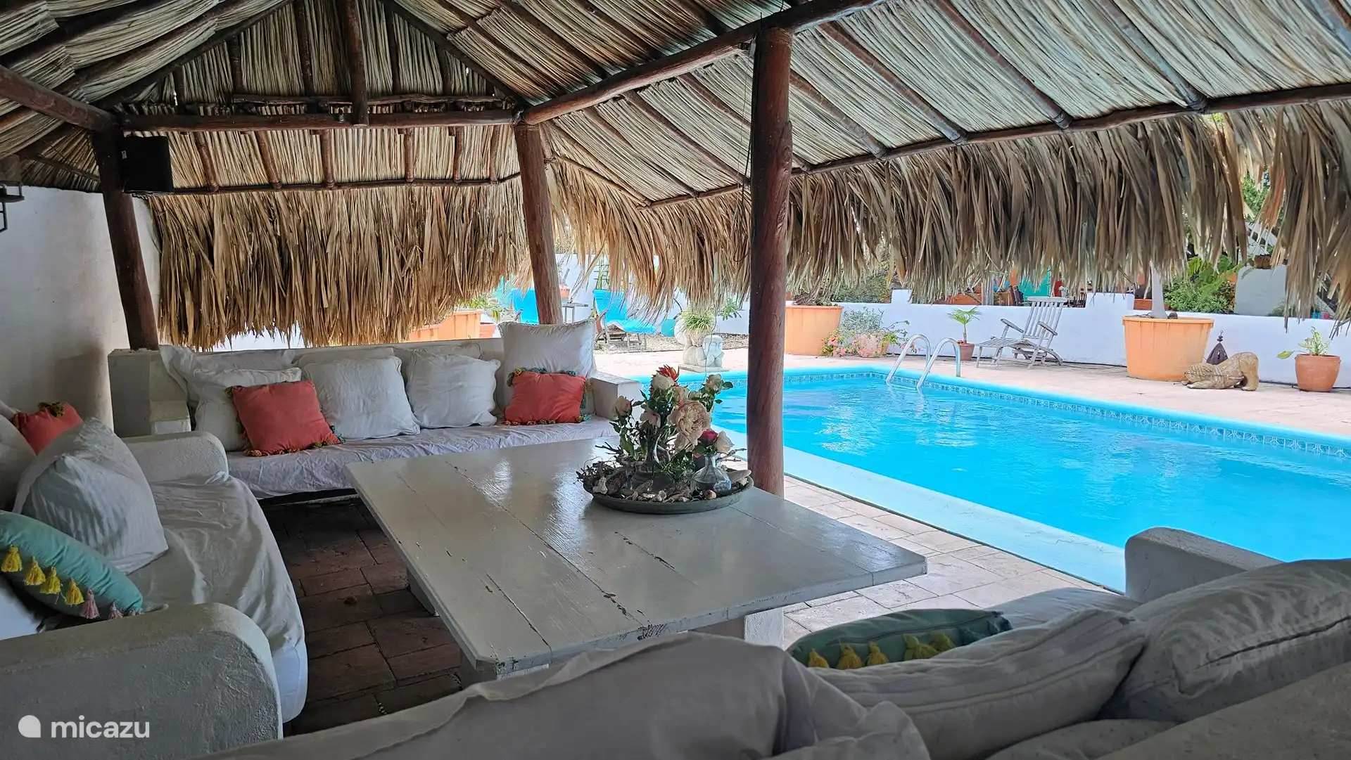 Encantador descanso junto a la piscina