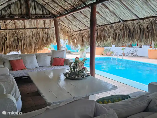 geschakelde woning huren in Aruba, Centraal Aruba, Savaneta – Natural Paradise Guesthouse Heerlijk lounchen bij het zwembad