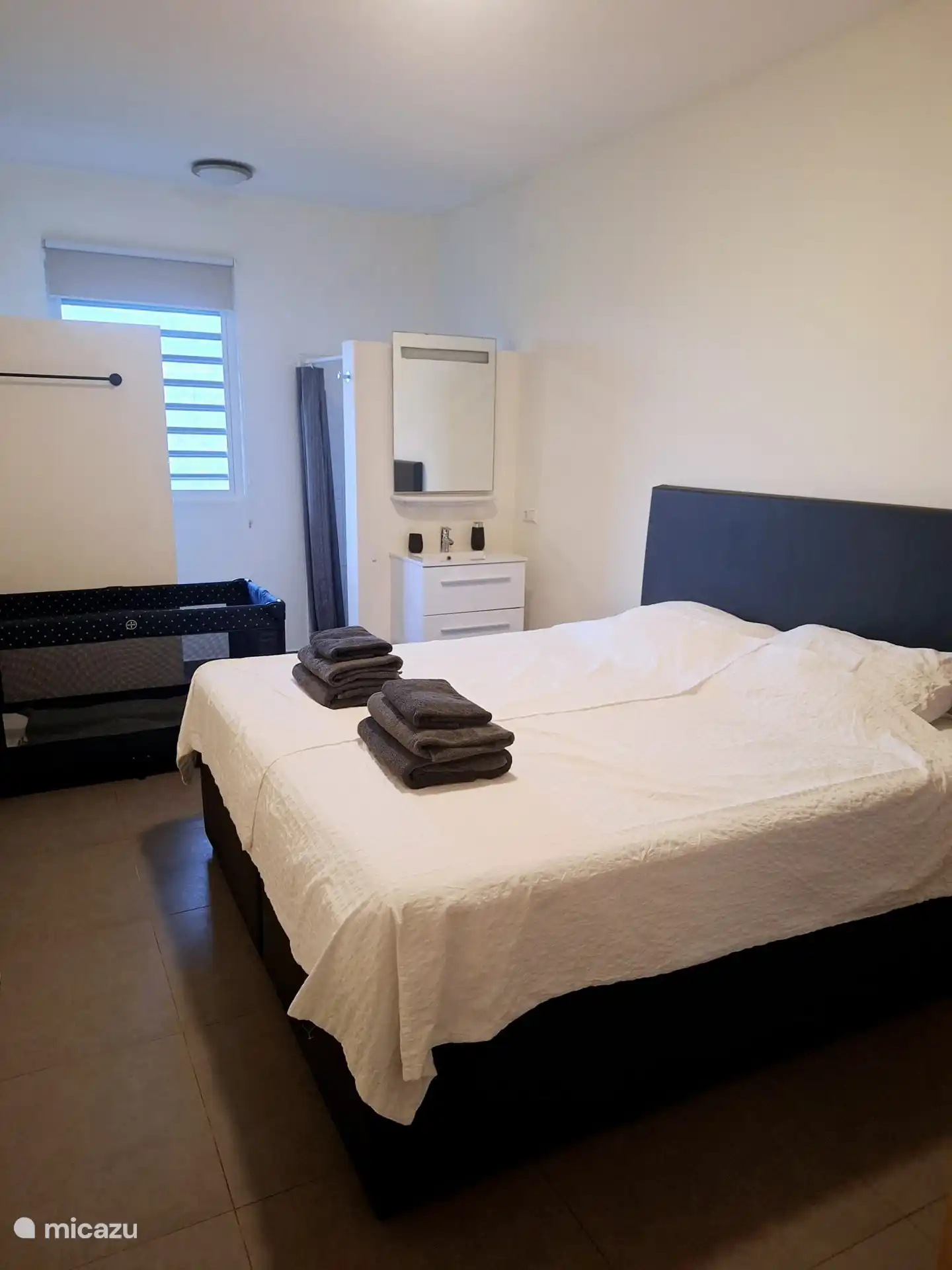 Dormitorio con paquete de toallas