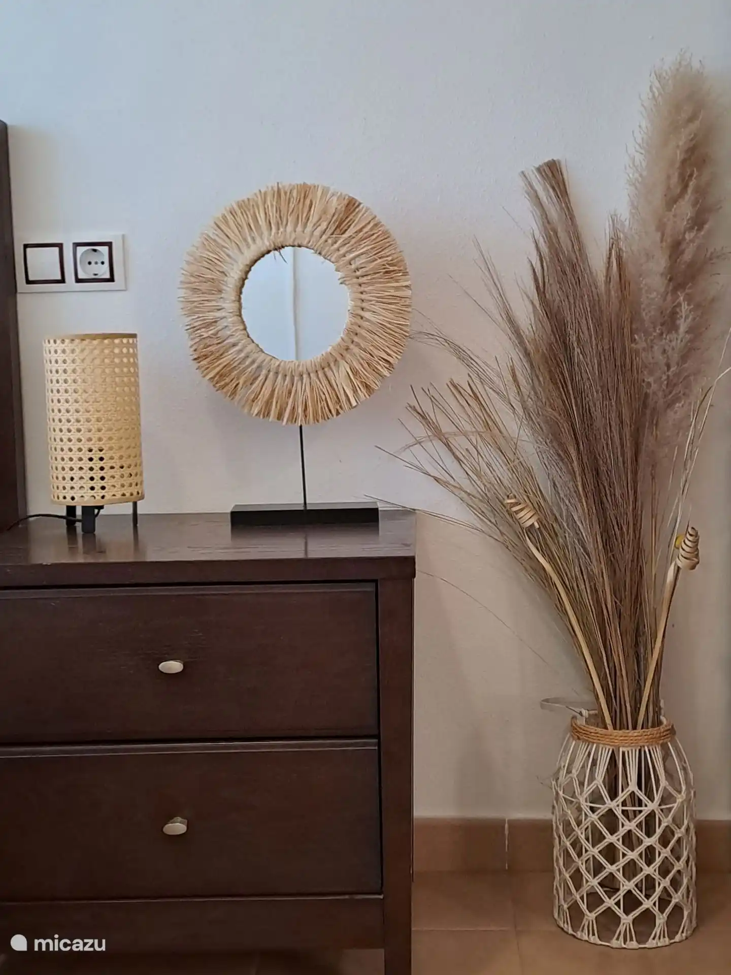 Nachtkastje met decoratiemateriaal