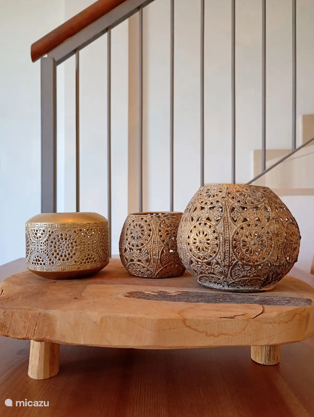 Decoratiemateriaal op de eettafel