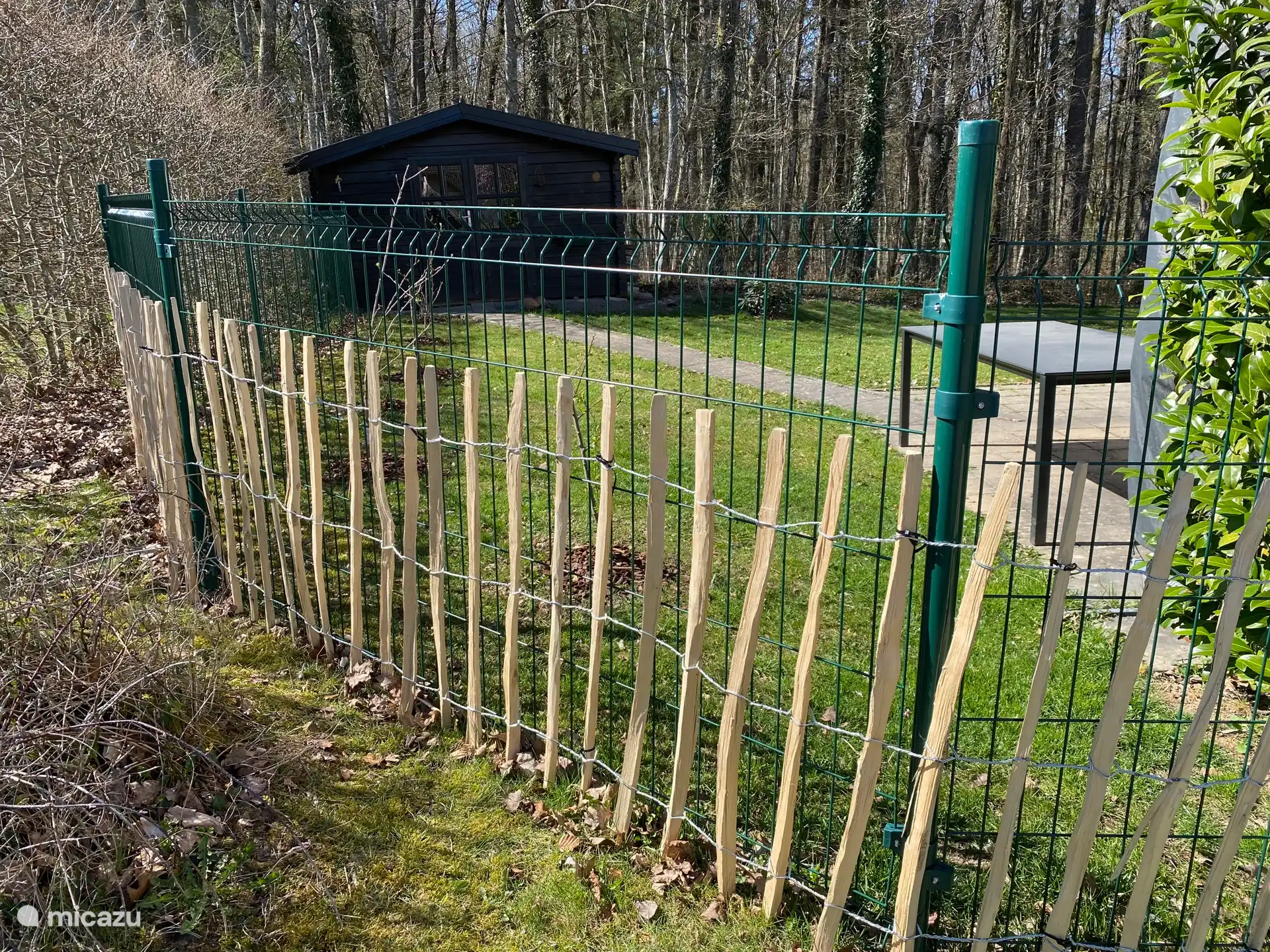Eingezäunter Garten und ein extra Schafzaun, damit Hunde weniger Reize bekommen, sollten Spaziergänger vorbeikommen. 