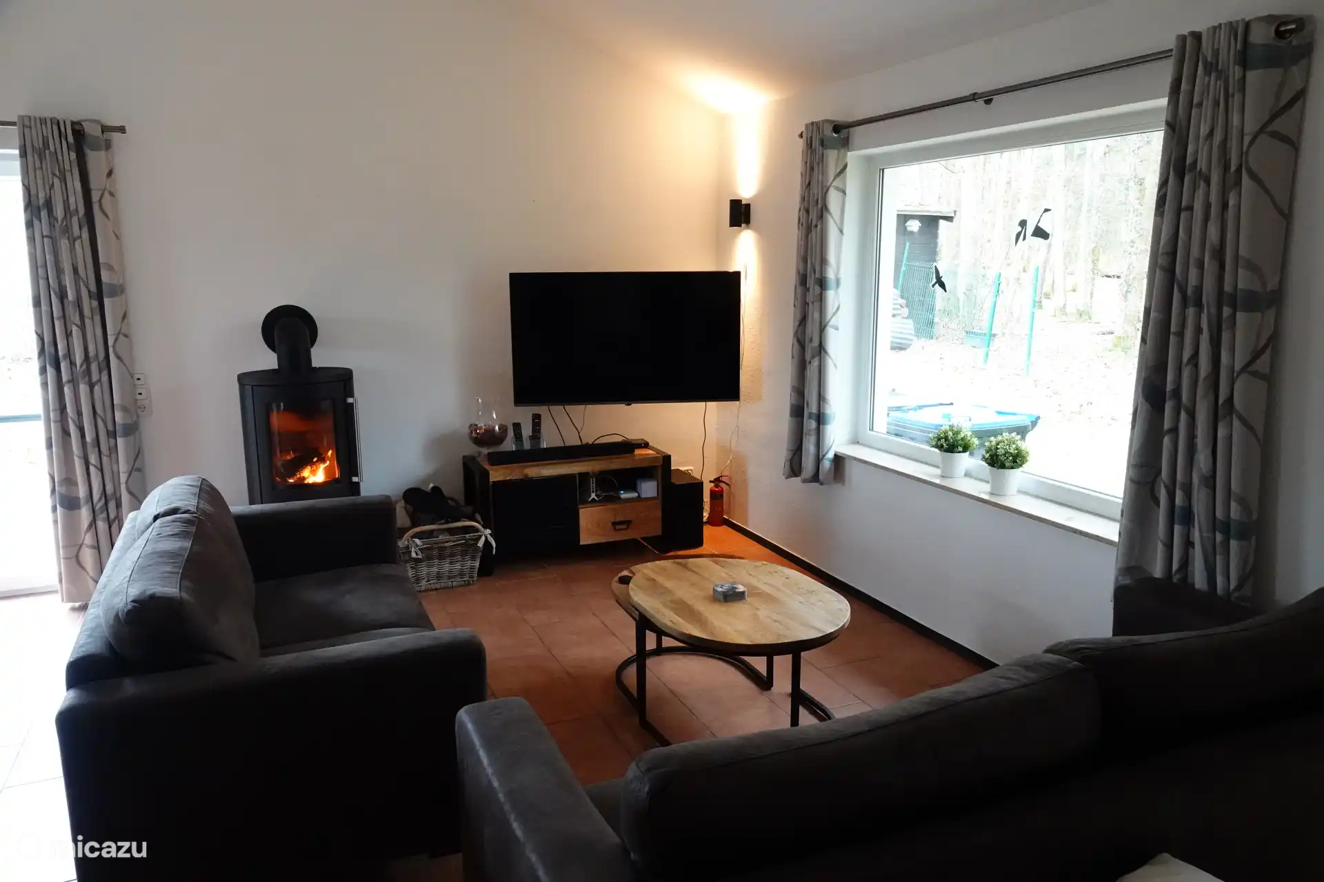 Genießen Sie das geräumige Wohnzimmer, den schönen Blick auf den Wald und ein schönes Feuer. 