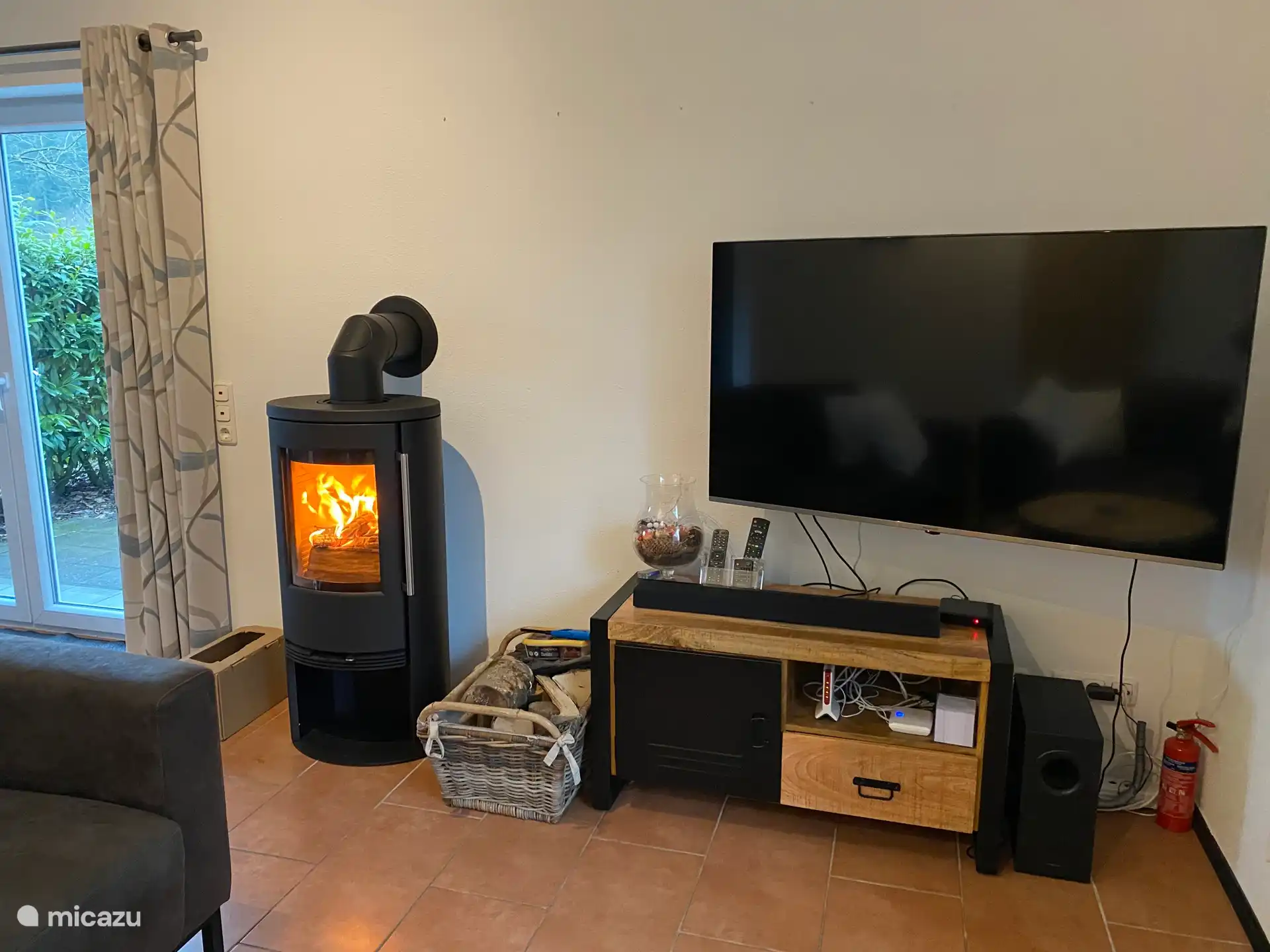 Wohnzimmer mit schönem Holzofen, Anfang Februar 2025 neu installiert