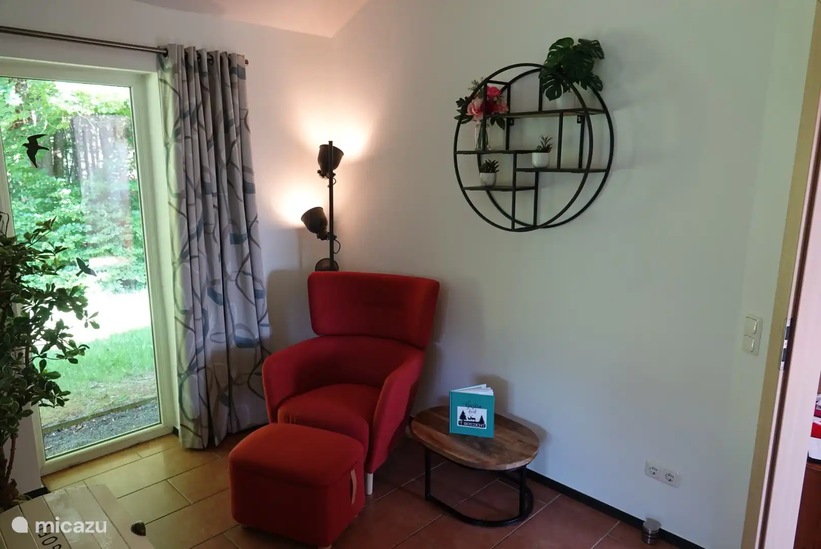 Leseecke mit herrlichem Blick in den Wald