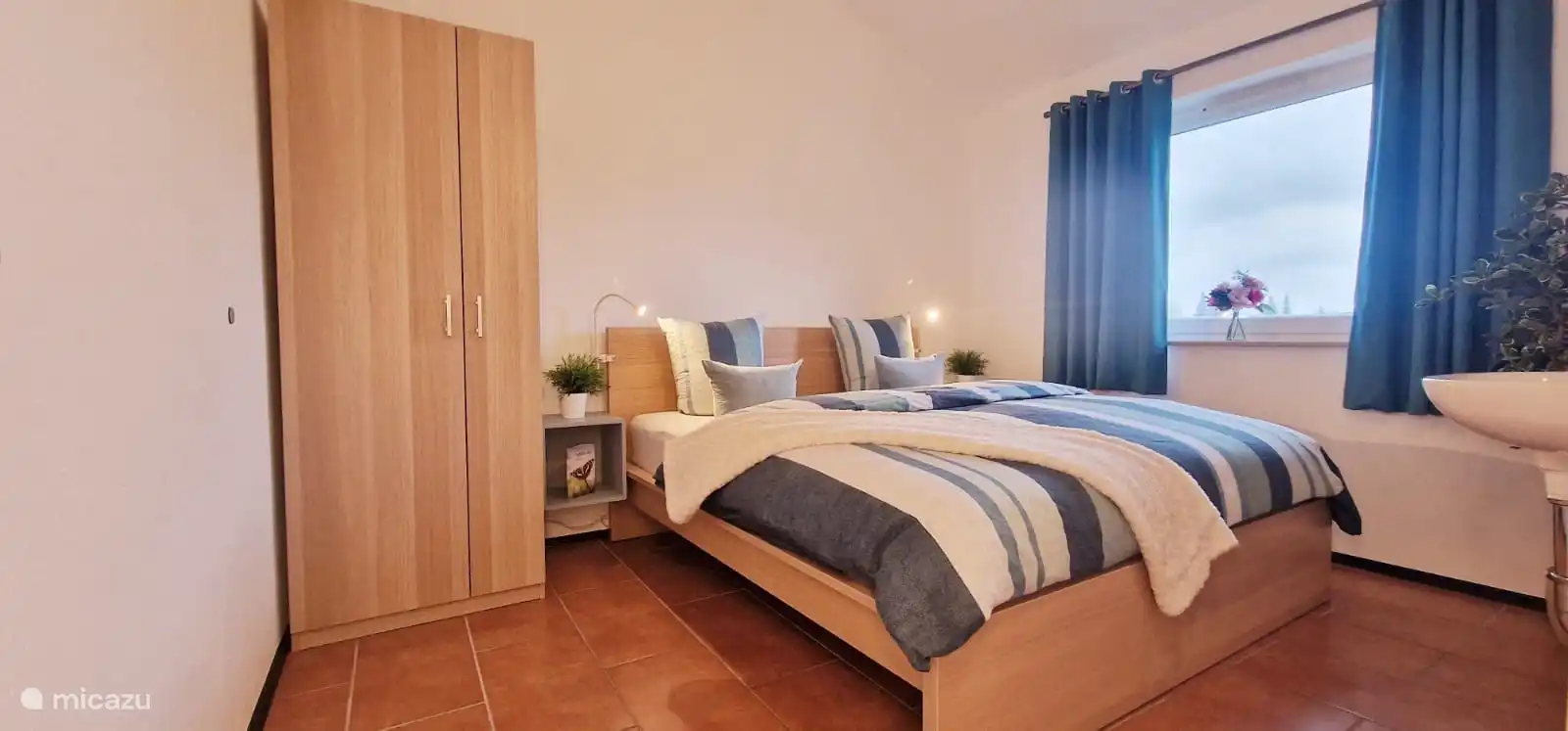 2-Personen-Schlafzimmer 180x200 mit Waschbecken mit kaltem und heißem Wasser 