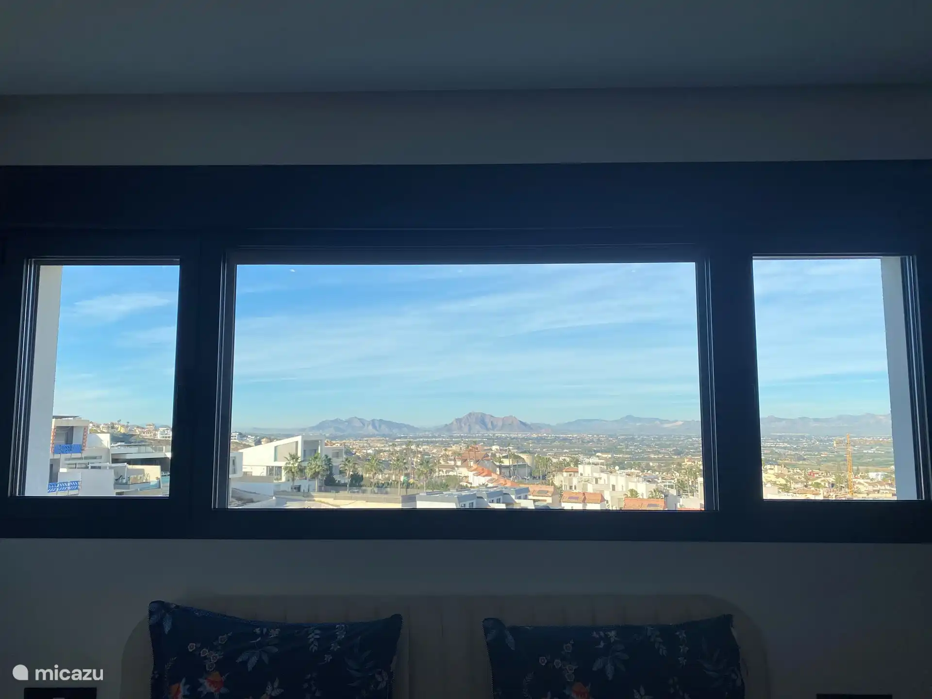 Blick auf das Schlafzimmer über die Berge