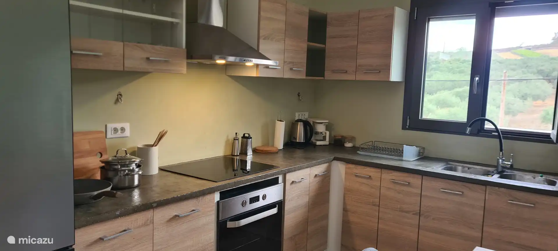 Cocina totalmente equipada con electrodomésticos modernos y una amplia zona de comedor. Perfecto para preparar deliciosas comidas y disfrutar de tiempo de calidad con la familia o los amigos.