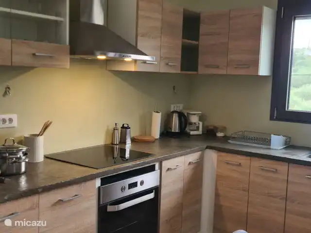 villa huren in Griekenland, Kreta, Heraklion – Het gefluister van de Olijf  Volledig ingerichte keuken met moderne apparatuur en een ruime eethoek. Perfect voor het bereiden van heerlijke maaltijden en het genieten van quality time met familie of vrienden.