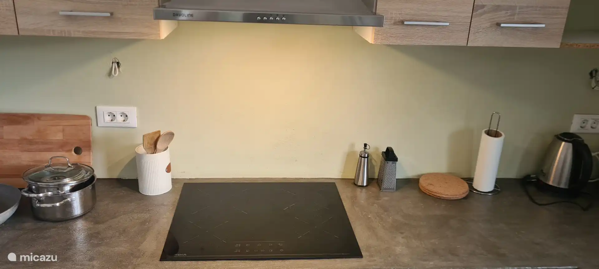 Cocina totalmente equipada con electrodomésticos modernos y una amplia zona de comedor. Perfecto para preparar deliciosas comidas y disfrutar de tiempo de calidad con la familia o los amigos.