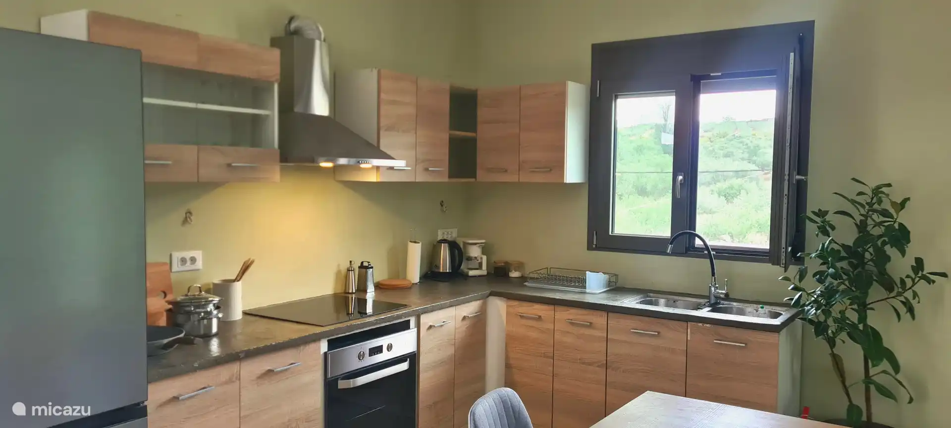 Cocina totalmente equipada con electrodomésticos modernos y una amplia zona de comedor. Perfecto para preparar deliciosas comidas y disfrutar de tiempo de calidad con la familia o los amigos.