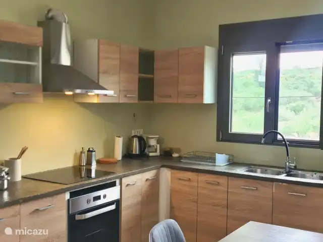 villa huren in Griekenland, Kreta, Heraklion – Het gefluister van de Olijf  Volledig ingerichte keuken met moderne apparatuur en een ruime eethoek. Perfect voor het bereiden van heerlijke maaltijden en het genieten van quality time met familie of vrienden.
