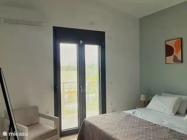 villa huren in Griekenland, Kreta, Heraklion – Het gefluister van de Olijf  Moderne slaapkamer met een groot, comfortabel bed, airconditioning en een eigen balkon - de perfecte mix van comfort en frisse lucht voor een rustgevend verblijf.