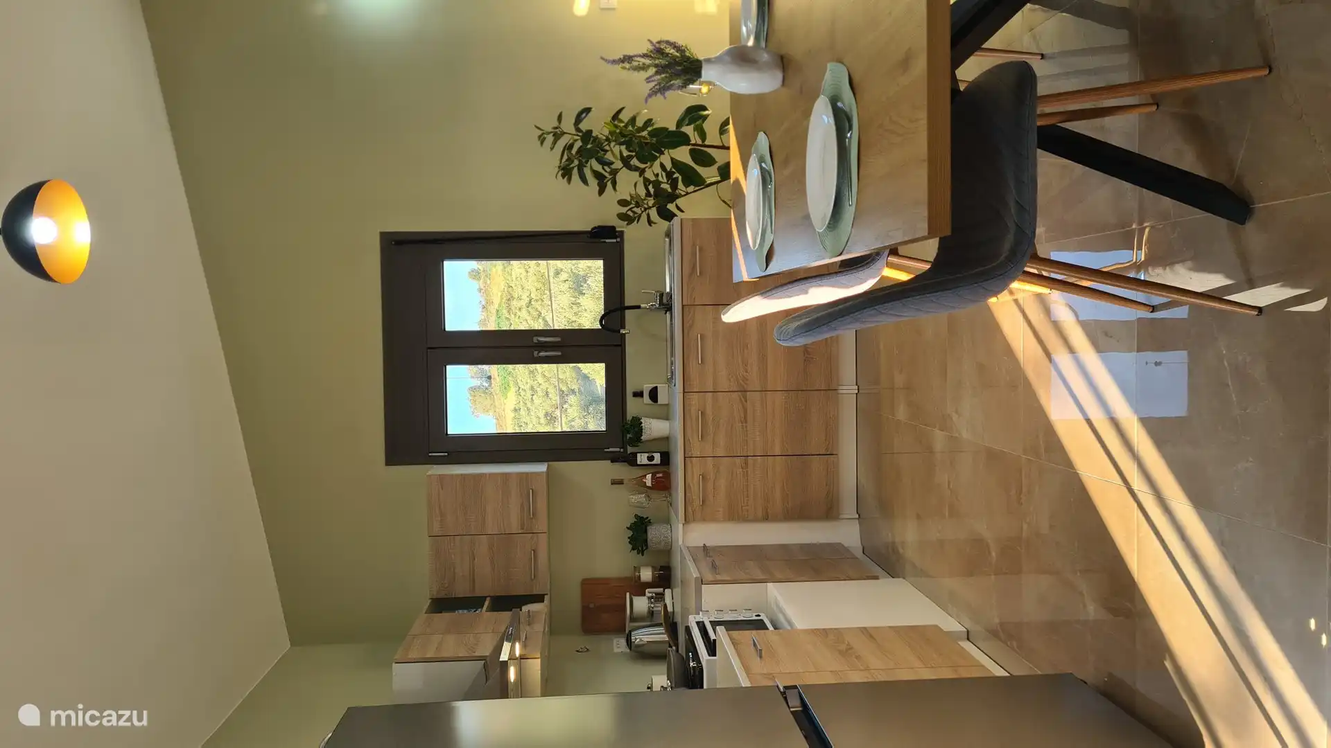 Amplio y cómodo comedor moderno, complementado con una cocina totalmente equipada y una hermosa vista del jardín, perfecta para disfrutar de las comidas y entretener a los invitados.