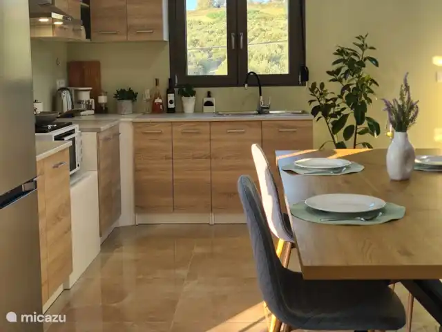 villa huren in Griekenland, Kreta, Heraklion – Het gefluister van de Olijf  Ruime en comfortabele moderne eethoek, aangevuld met een volledig uitgeruste keuken en een prachtig uitzicht op de tuin - perfect om te genieten van maaltijden en gasten te ontvangen.