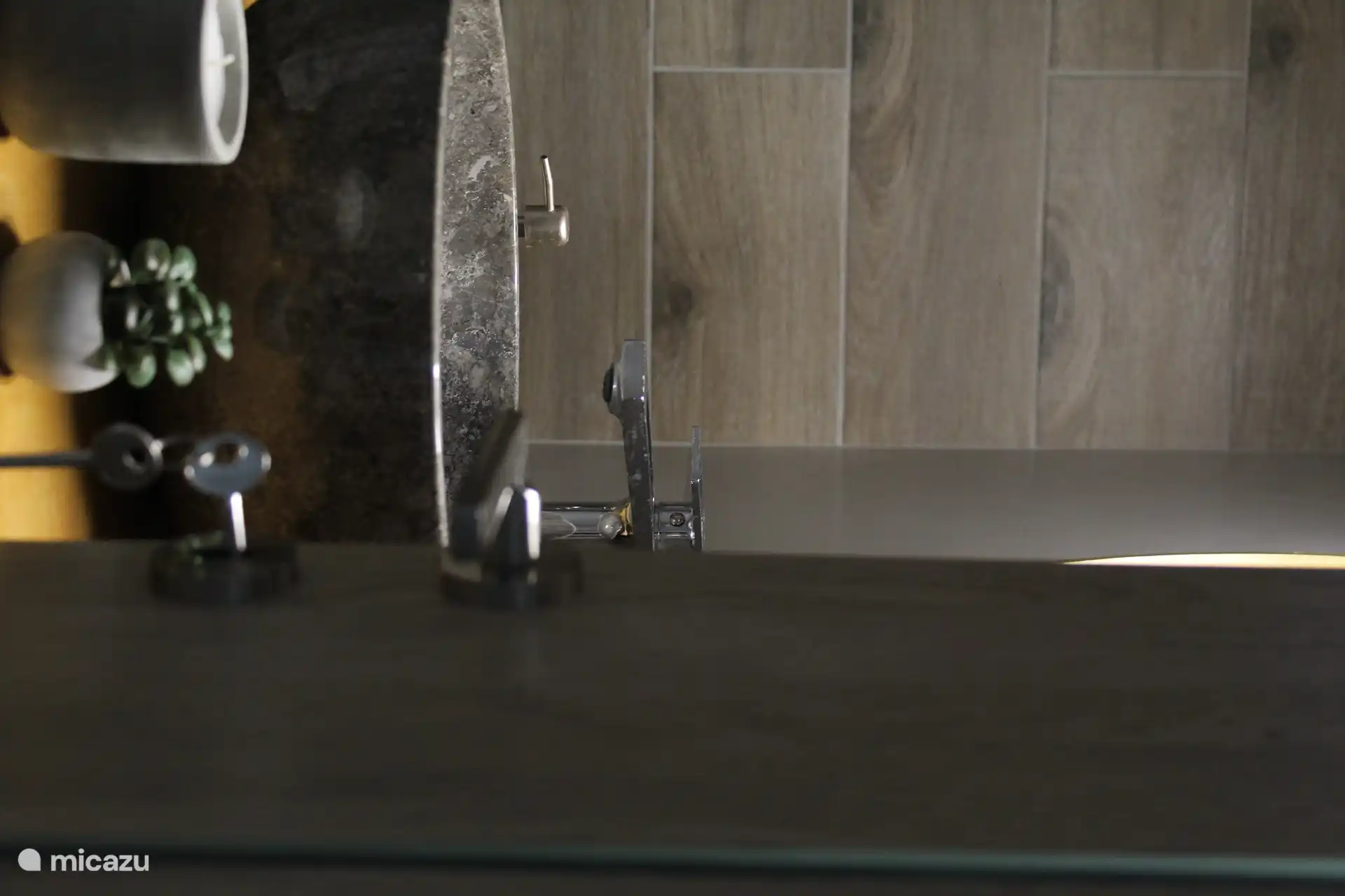 Moderno baño totalmente equipado con todo lo esencial, combinando estilo y funcionalidad para su comodidad y confort.