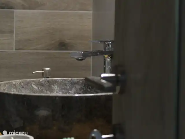 villa huren in Griekenland, Kreta, Heraklion – Het gefluister van de Olijf  Moderne badkamer volledig uitgerust met alle benodigdheden, een combinatie van stijl en functionaliteit voor uw gemak en comfort.