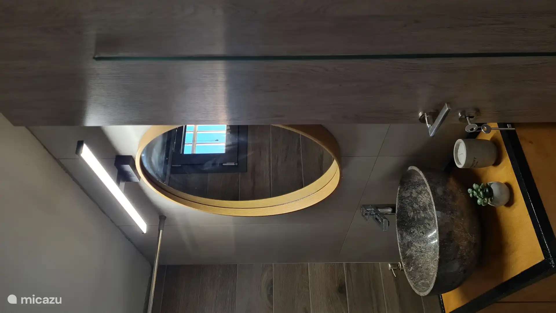 Moderno baño totalmente equipado con todo lo esencial, combinando estilo y funcionalidad para su comodidad y confort.