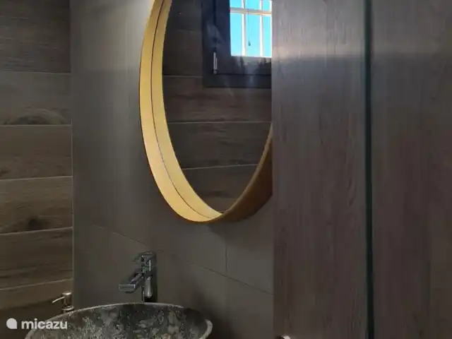 villa huren in Griekenland, Kreta, Heraklion – Het gefluister van de Olijf  Moderne badkamer volledig uitgerust met alle benodigdheden, een combinatie van stijl en functionaliteit voor uw gemak en comfort.