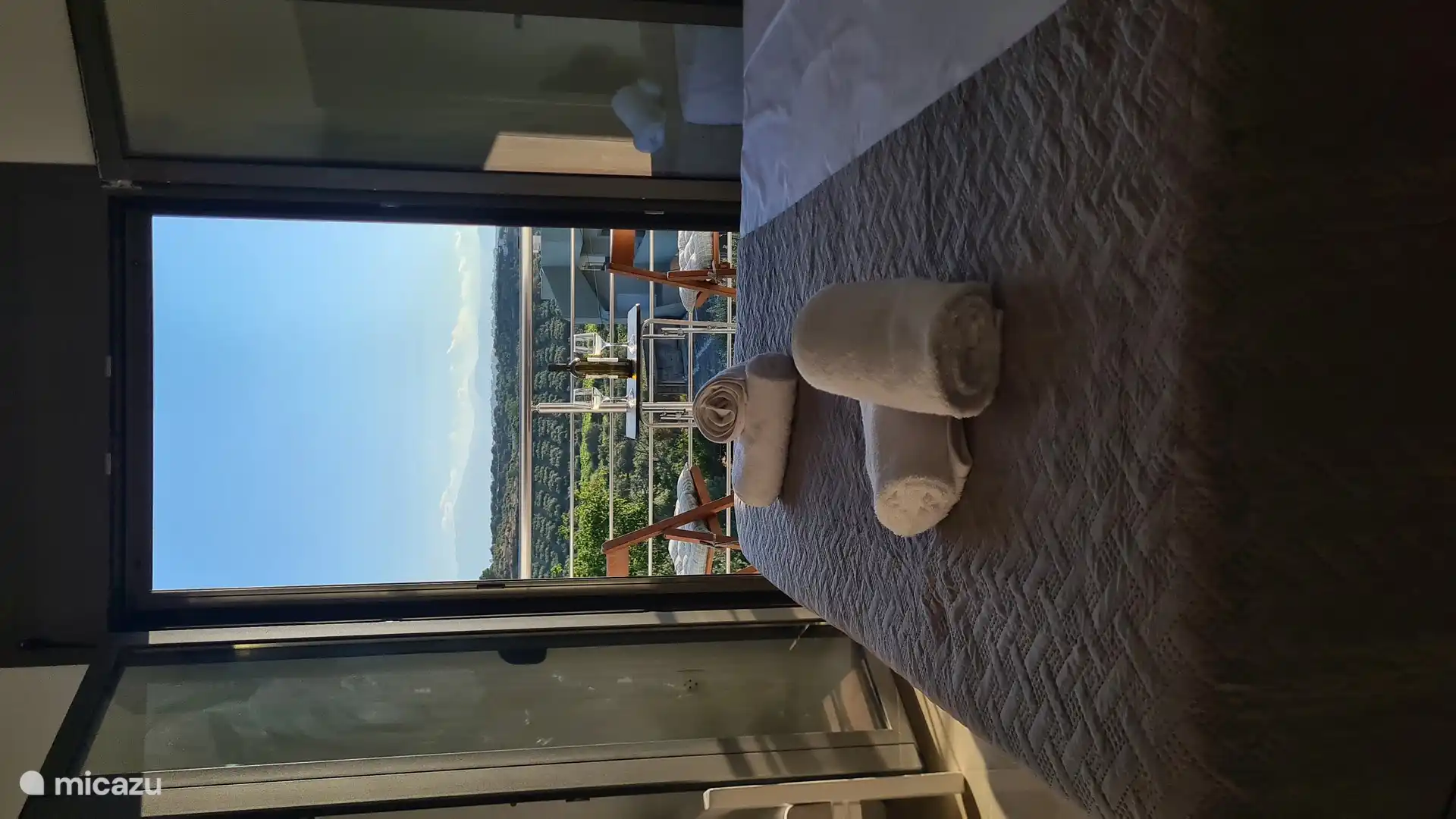 Disfrute de una impresionante puesta de sol desde su balcón privado, acompañado de una copa de vino y fruta fresca: pura relajación.