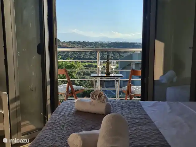 villa huren in Griekenland, Kreta, Heraklion – Het gefluister van de Olijf  Geniet van een adembenemende zonsondergang vanaf uw eigen balkon, gecombineerd met een glas wijn en vers fruit - pure ontspanning.