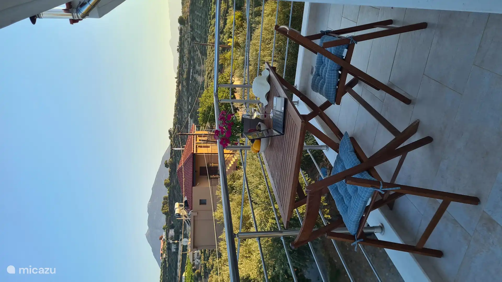 Balcón privado con una acogedora mesa y sillas, un lugar ideal para relajarse, tomar su café de la mañana o disfrutar de la impresionante vista mientras se relaja después de un largo día.