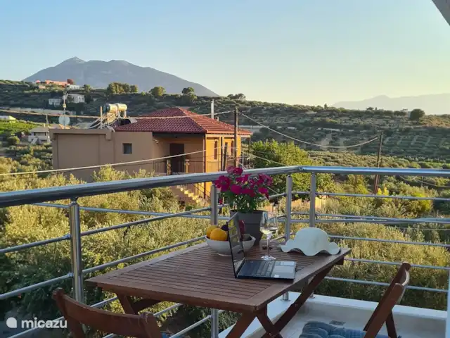 villa huren in Griekenland, Kreta, Heraklion – Het gefluister van de Olijf  Privébalkon met een gezellige tafel en stoelen - een ideale plek om te ontspannen, van uw ochtendkoffie te genieten of te genieten van het adembenemende uitzicht terwijl u ontspant na een lange dag.
