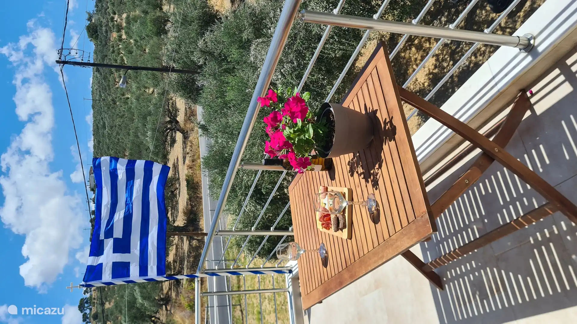 Balcón privado con una acogedora mesa y sillas, un lugar ideal para relajarse, tomar su café de la mañana o disfrutar de la impresionante vista mientras se relaja después de un largo día.