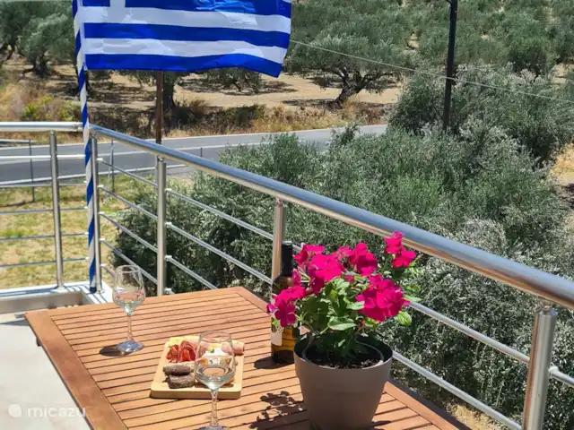 villa huren in Griekenland, Kreta, Heraklion – Het gefluister van de Olijf  Privébalkon met een gezellige tafel en stoelen - een ideale plek om te ontspannen, van uw ochtendkoffie te genieten of te genieten van het adembenemende uitzicht terwijl u ontspant na een lange dag.