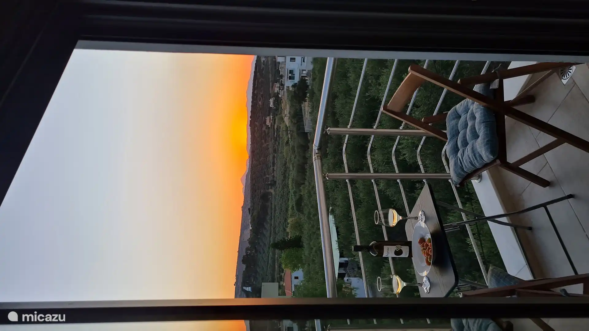 Disfrute de una impresionante puesta de sol desde su balcón privado, acompañado de una copa de vino y fruta fresca: pura relajación.