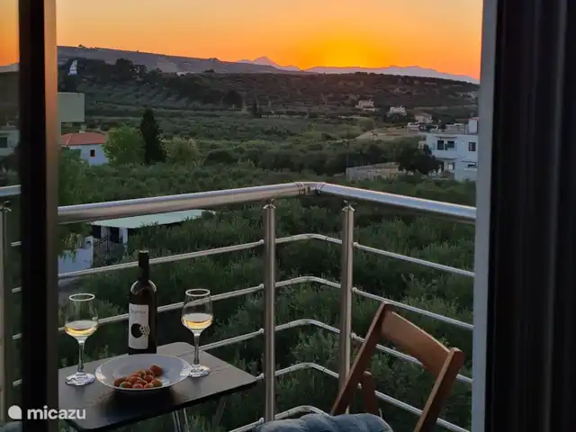 villa huren in Griekenland, Kreta, Heraklion – Het gefluister van de Olijf  Geniet van een adembenemende zonsondergang vanaf uw eigen balkon, gecombineerd met een glas wijn en vers fruit - pure ontspanning.