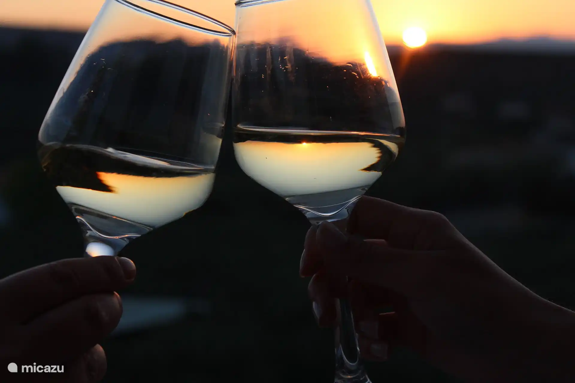 Disfrute de una impresionante puesta de sol desde su balcón privado, acompañado de una copa de vino y fruta fresca: pura relajación.