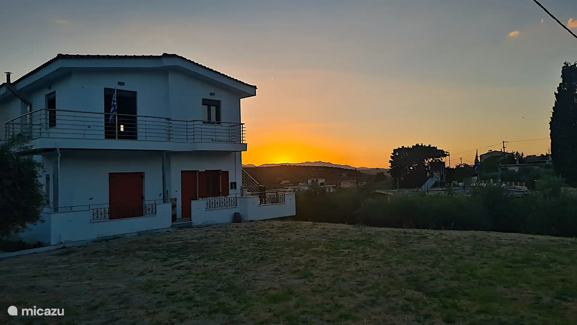 Impresionantes vistas a la montaña y una amplia zona exterior rodeada de olivos: un auténtico refugio en la naturaleza.