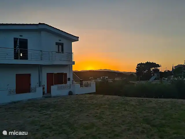 villa huren in Griekenland, Kreta, Heraklion – Het gefluister van de Olijf  Prachtig uitzicht op de bergen en een ruime buitenruimte omgeven door olijfbomen - een authentiek toevluchtsoord in de natuur.