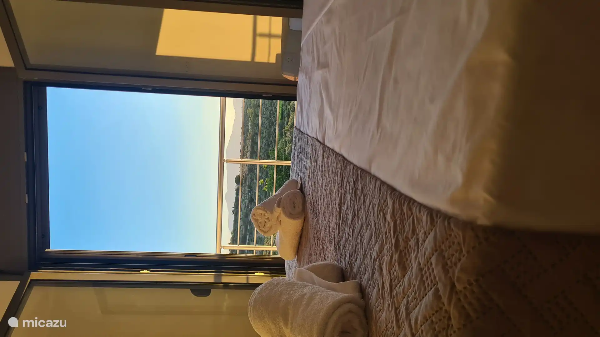 Dormitorio luminoso y acogedor con cama doble, aire acondicionado y acceso directo a un balcón privado con una vista increíble. Ideal para relajarse después de un día de exploración.